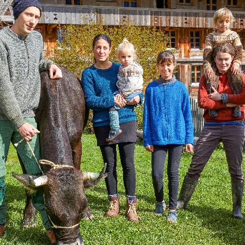 Kuh und Kalb bleiben zusammen,  der Bauer melkt einmal pro Tag