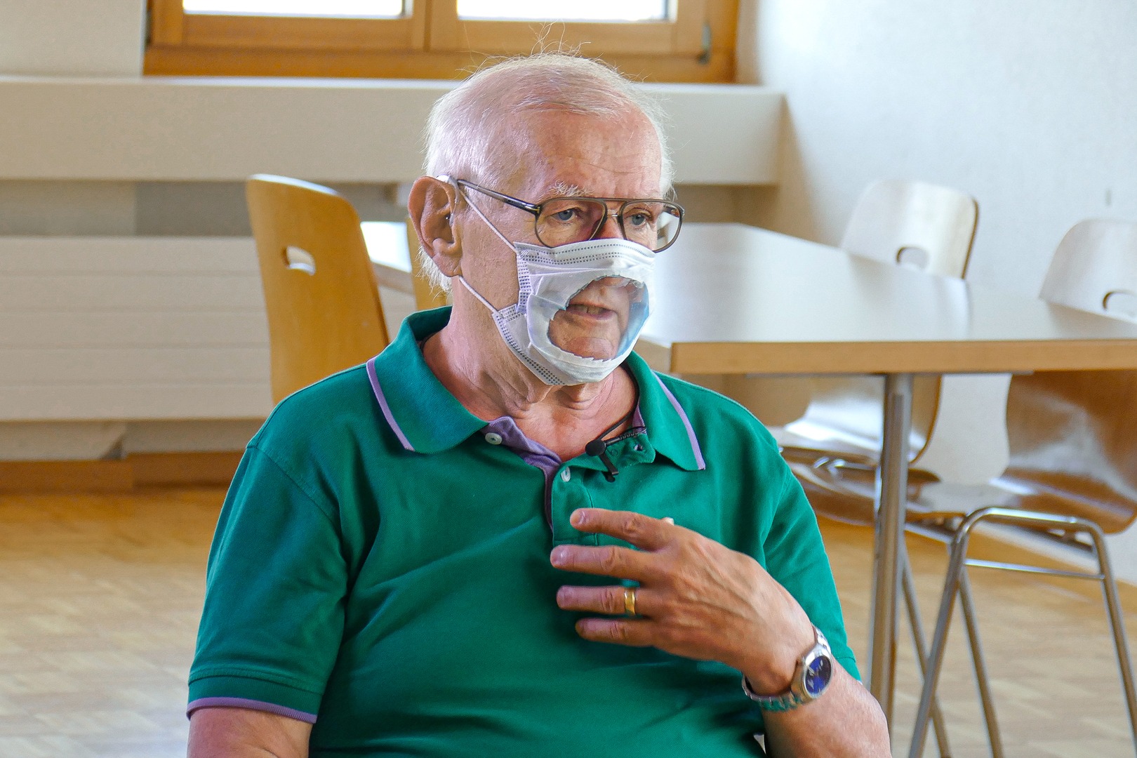 Masken mit Sichtfenster helfen beim Lippenlesen