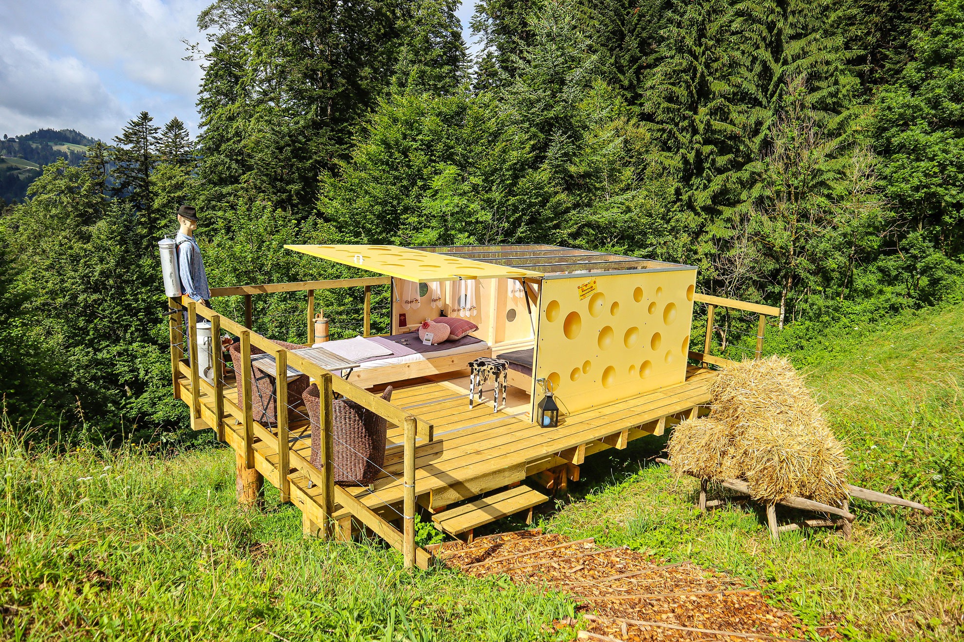 Schlafen im Emmentaler Käse
