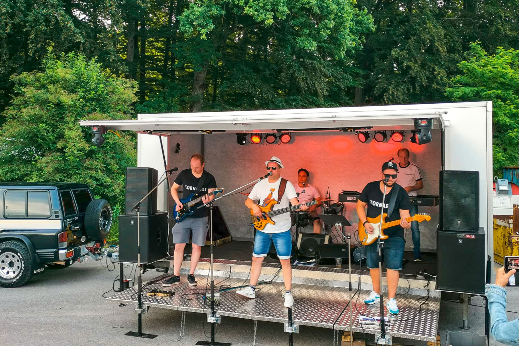 Tornados spielen auf mobiler Bühne