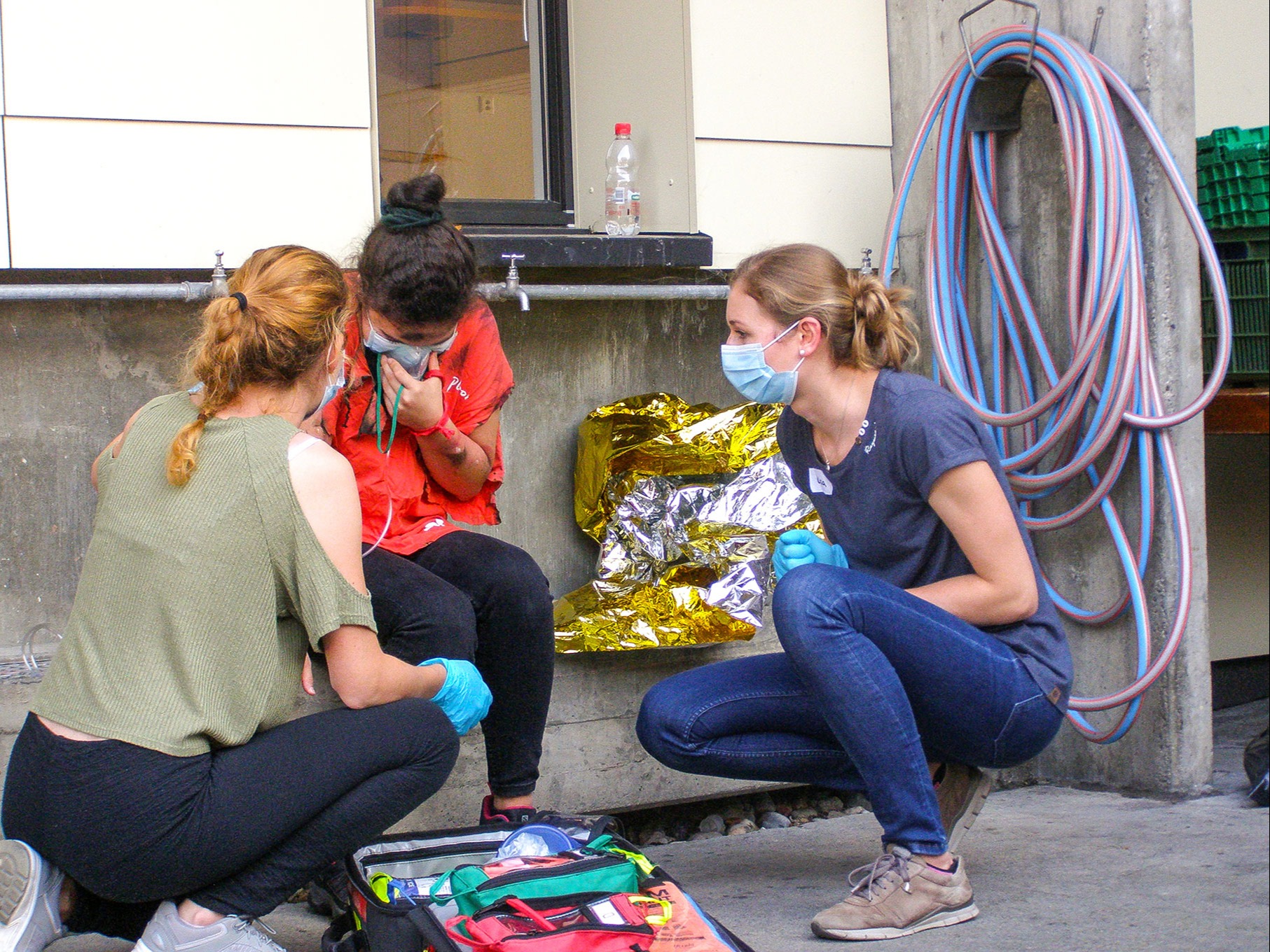 Medizinstudenten lernen, die Theorie in der Praxis anzuwenden