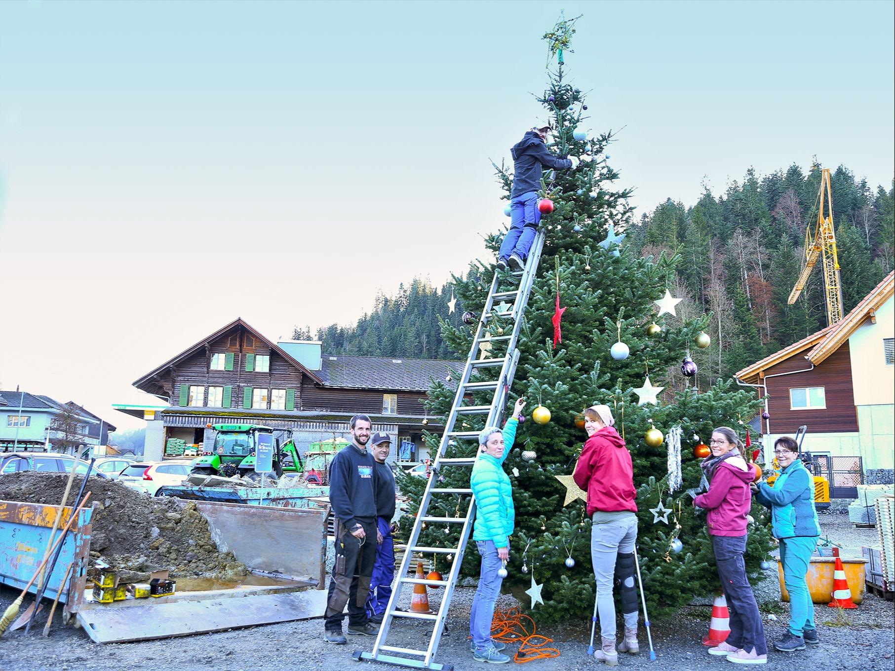 Tanne für die Weihnachtszeit geschmückt 