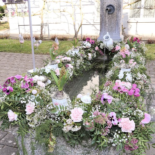 Kreativ geschmückte Osterbrunnen