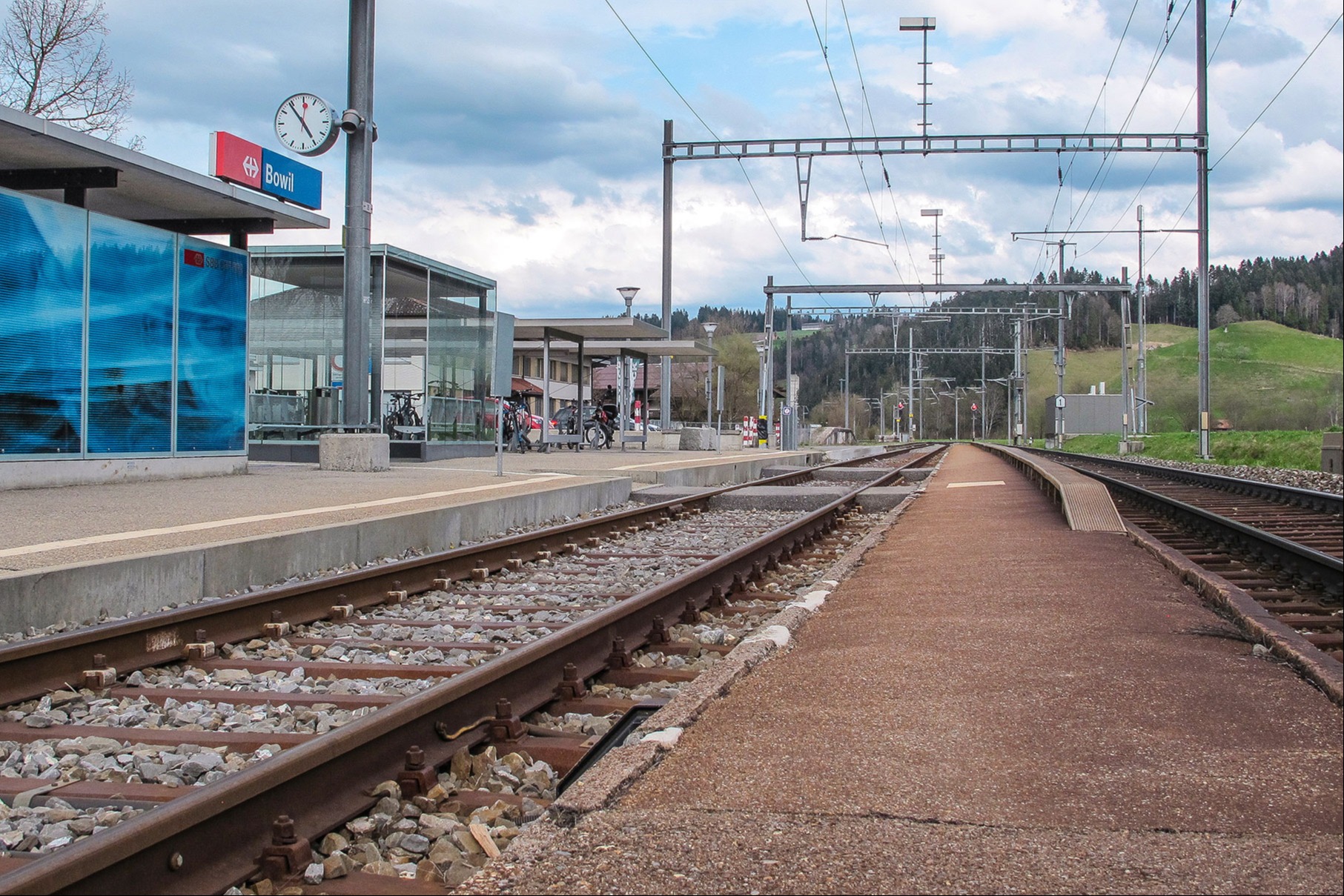 Bahnhof wird behindertengerecht, dank längerer Züge der BLS
