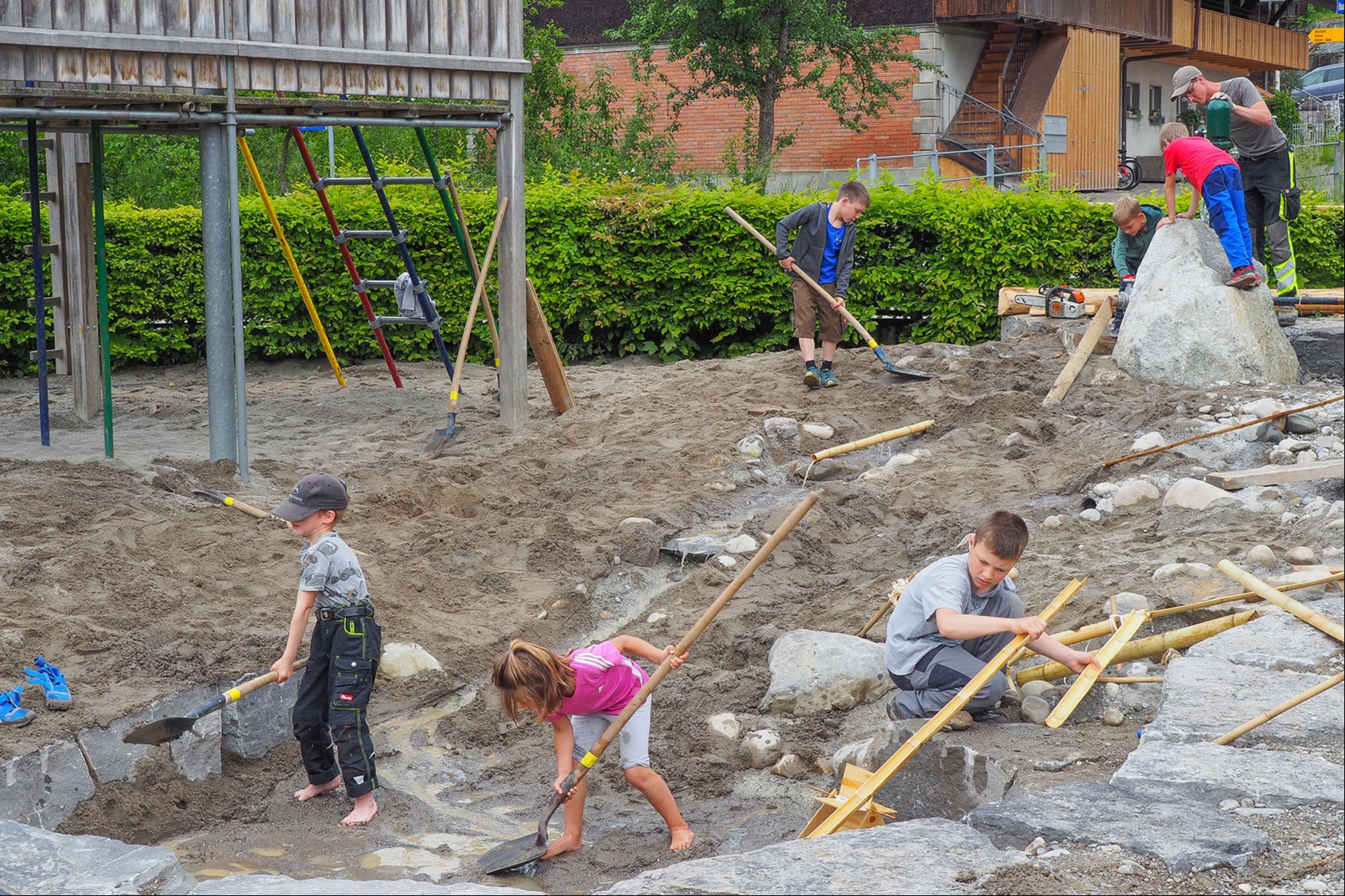 Schulkinder von Herbligen gestalten ihren Pausenplatz neu