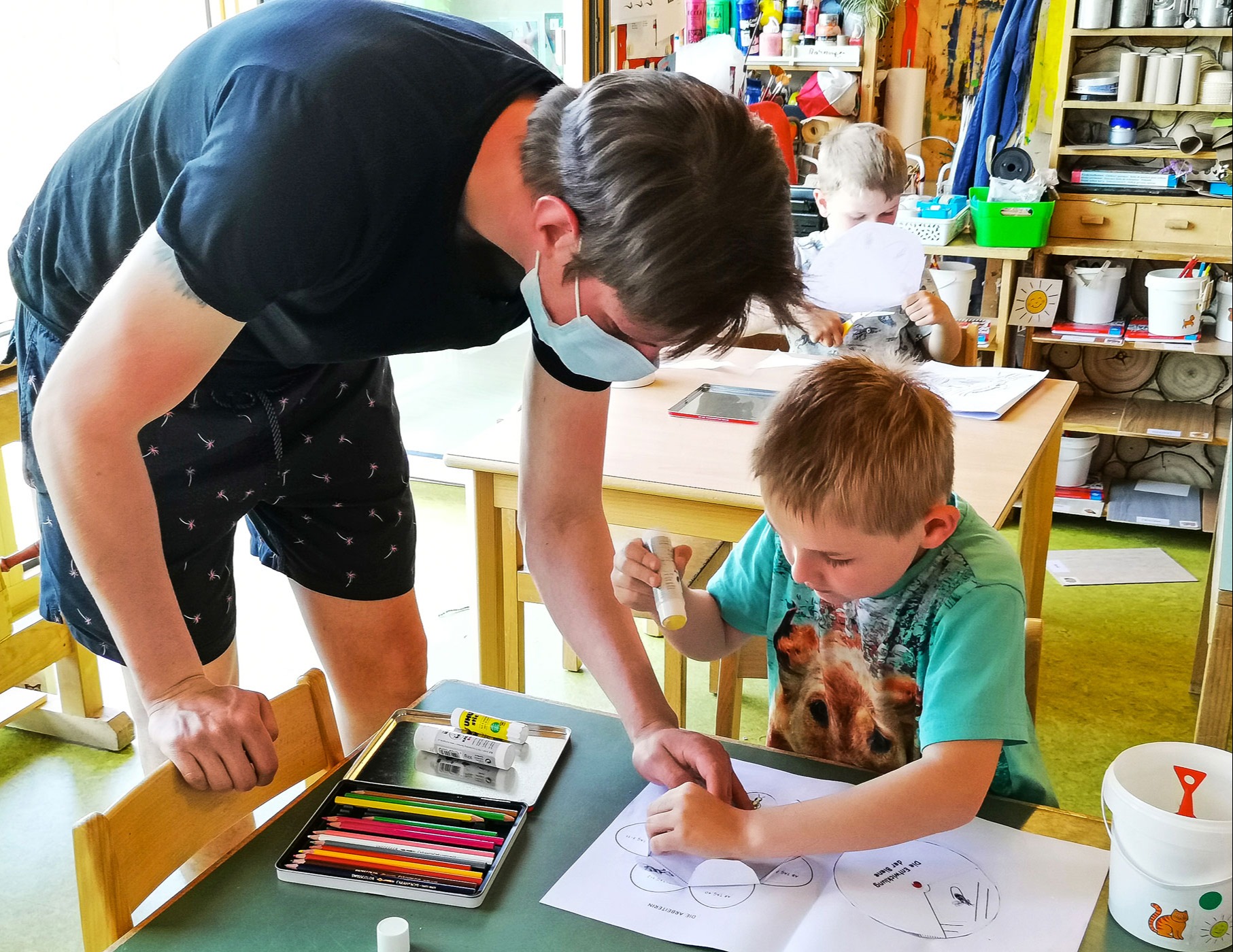 Betreuer des Zivilschutzes lernen den Umgang mit Kindern und Betagten 