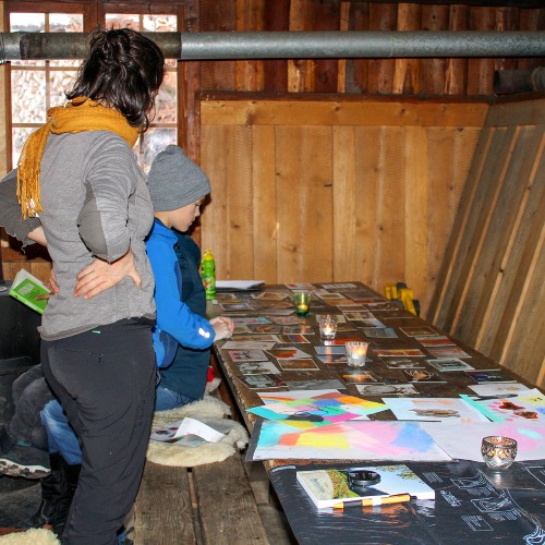 Kunst in der Waldhütte