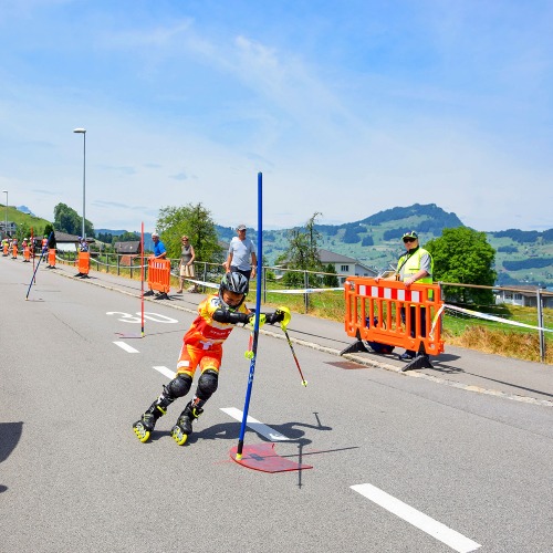 Slalom auf der Strasse statt im Schnee