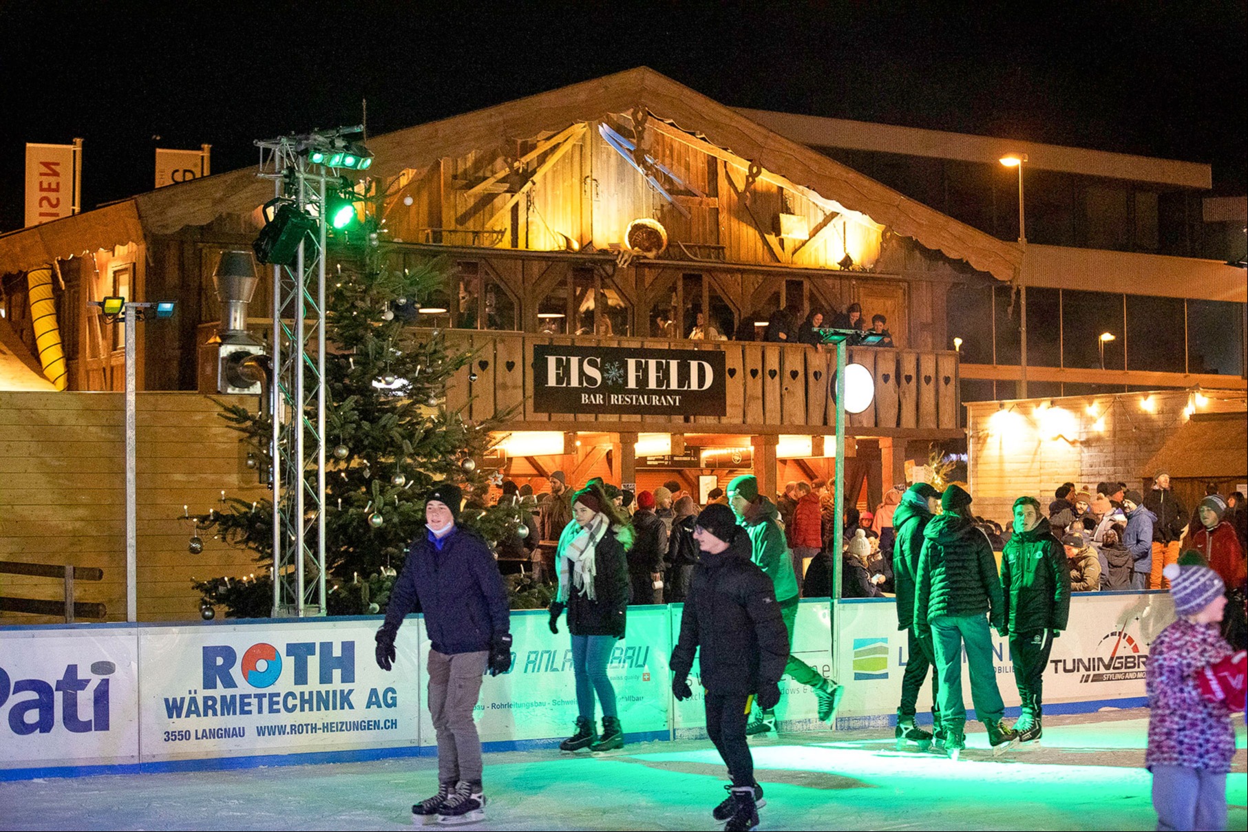 Das Eisfeld wurde zum Dorf-Treffpunkt