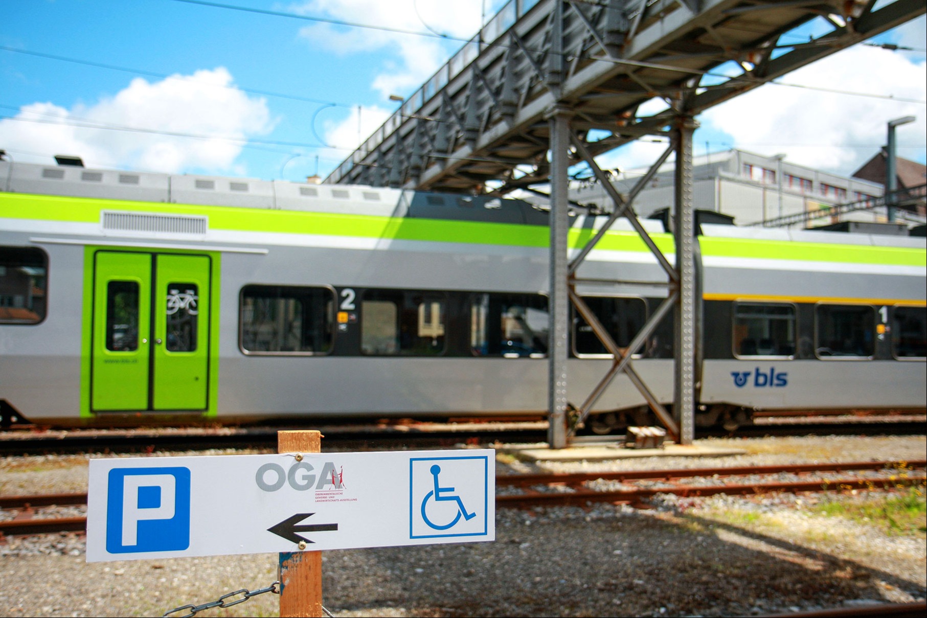 Naher Bahnhof und viele Parkplätze 