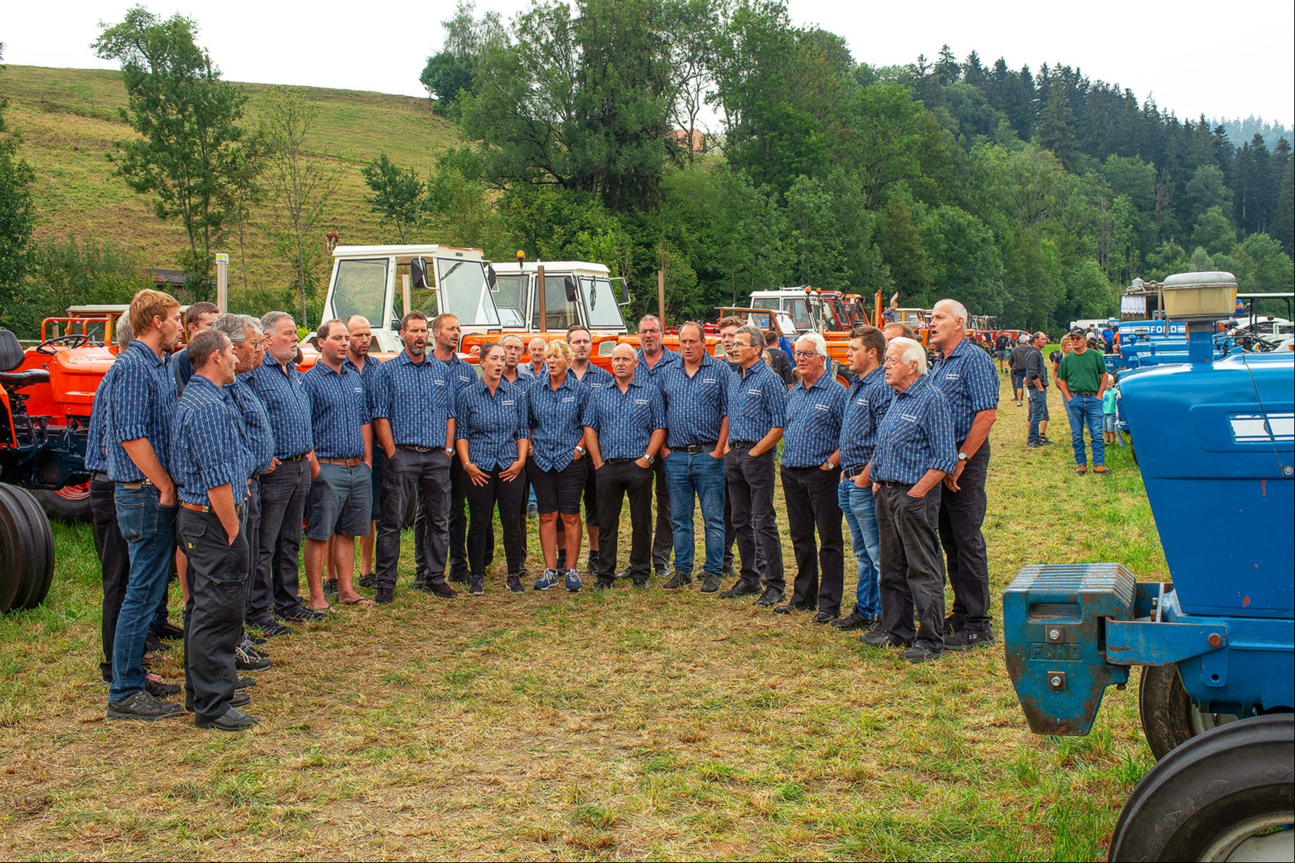 Jodeln inmitten von Oldtimer-Traktoren