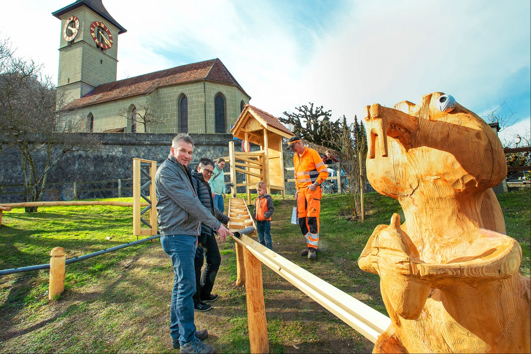 Bei der Kirche rollen nun die Kugeln