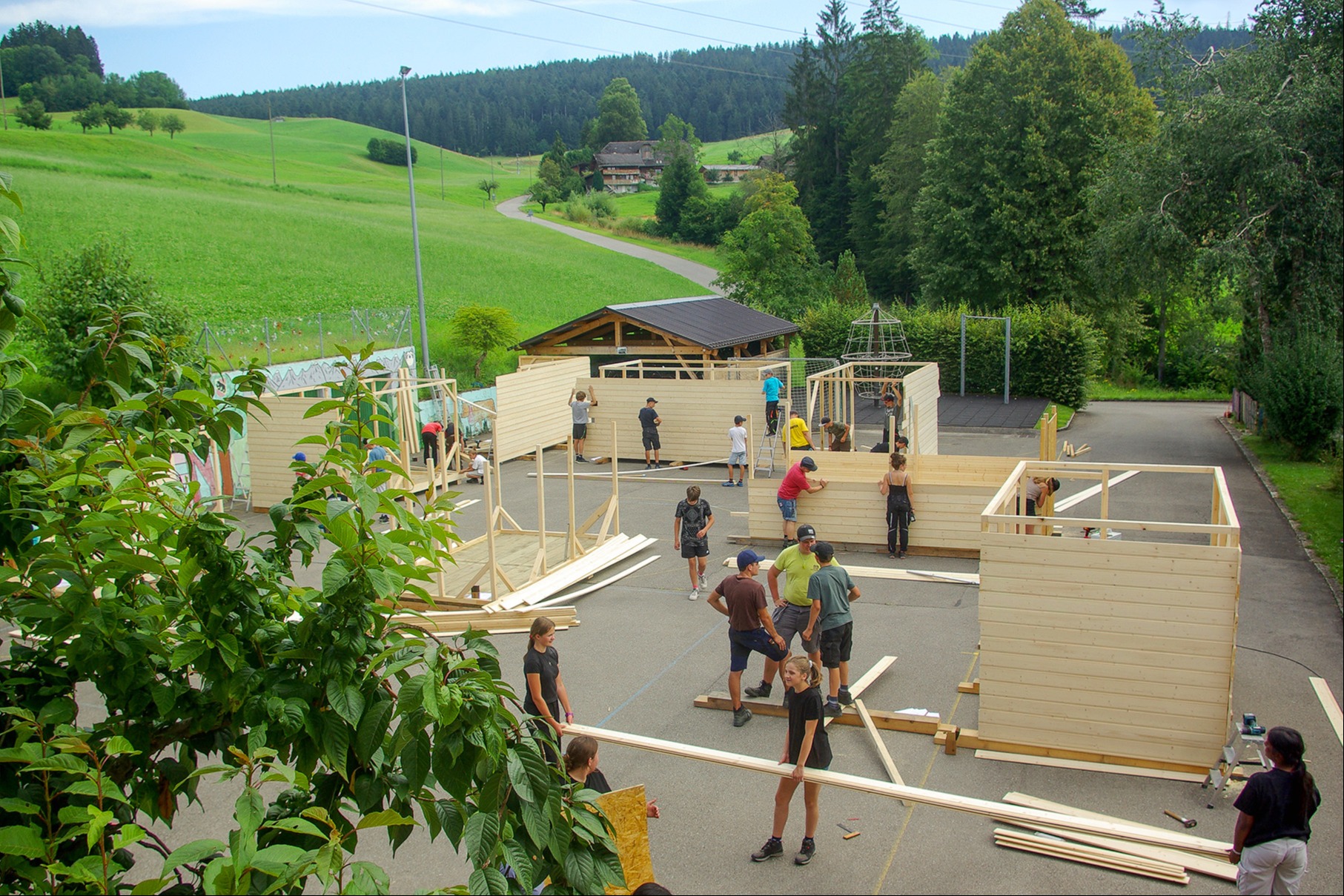 Zum Schulstart gemeinsam eine Hütte bauen