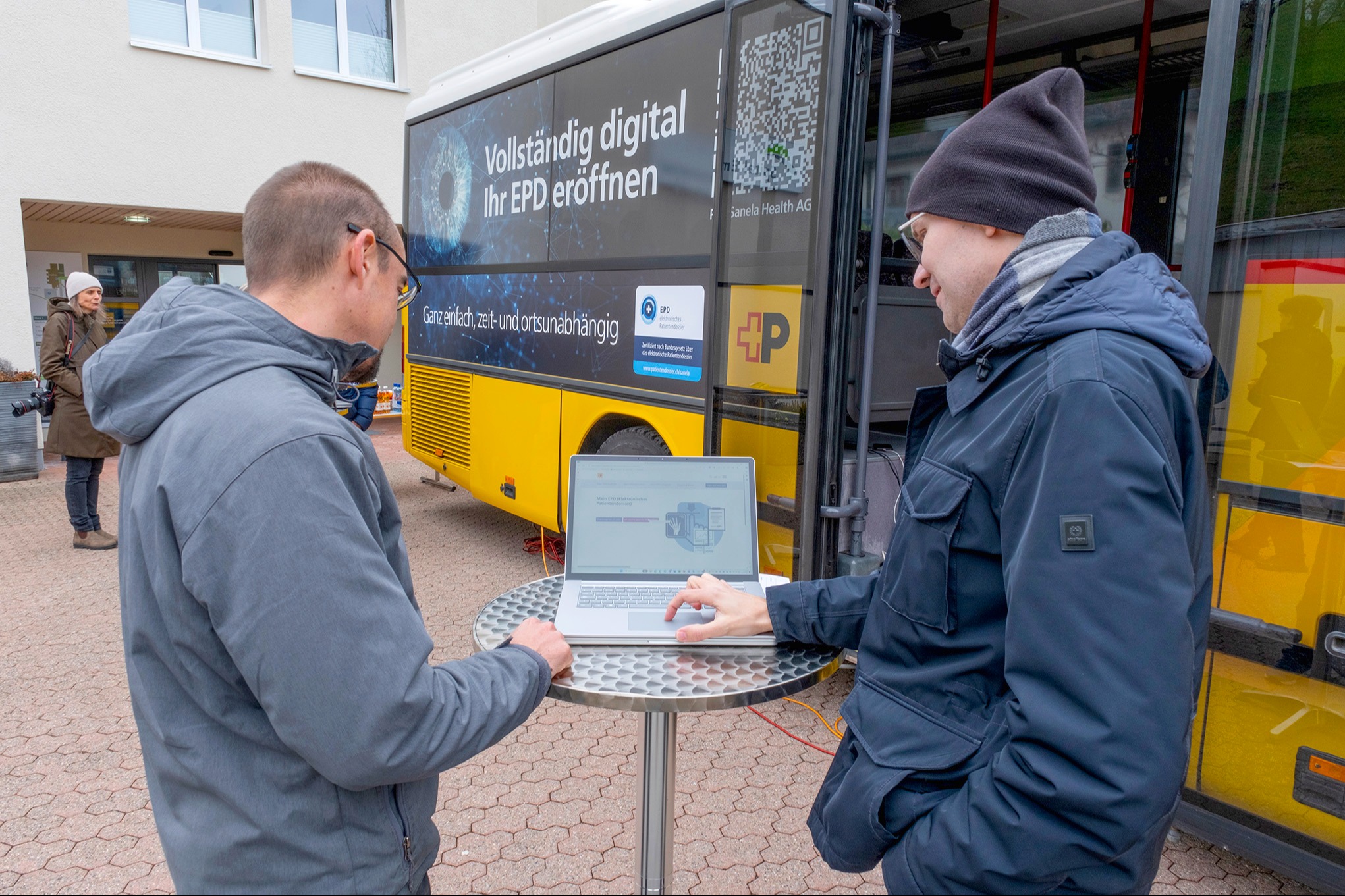 Ein Postauto und der Bund pushen das EPD