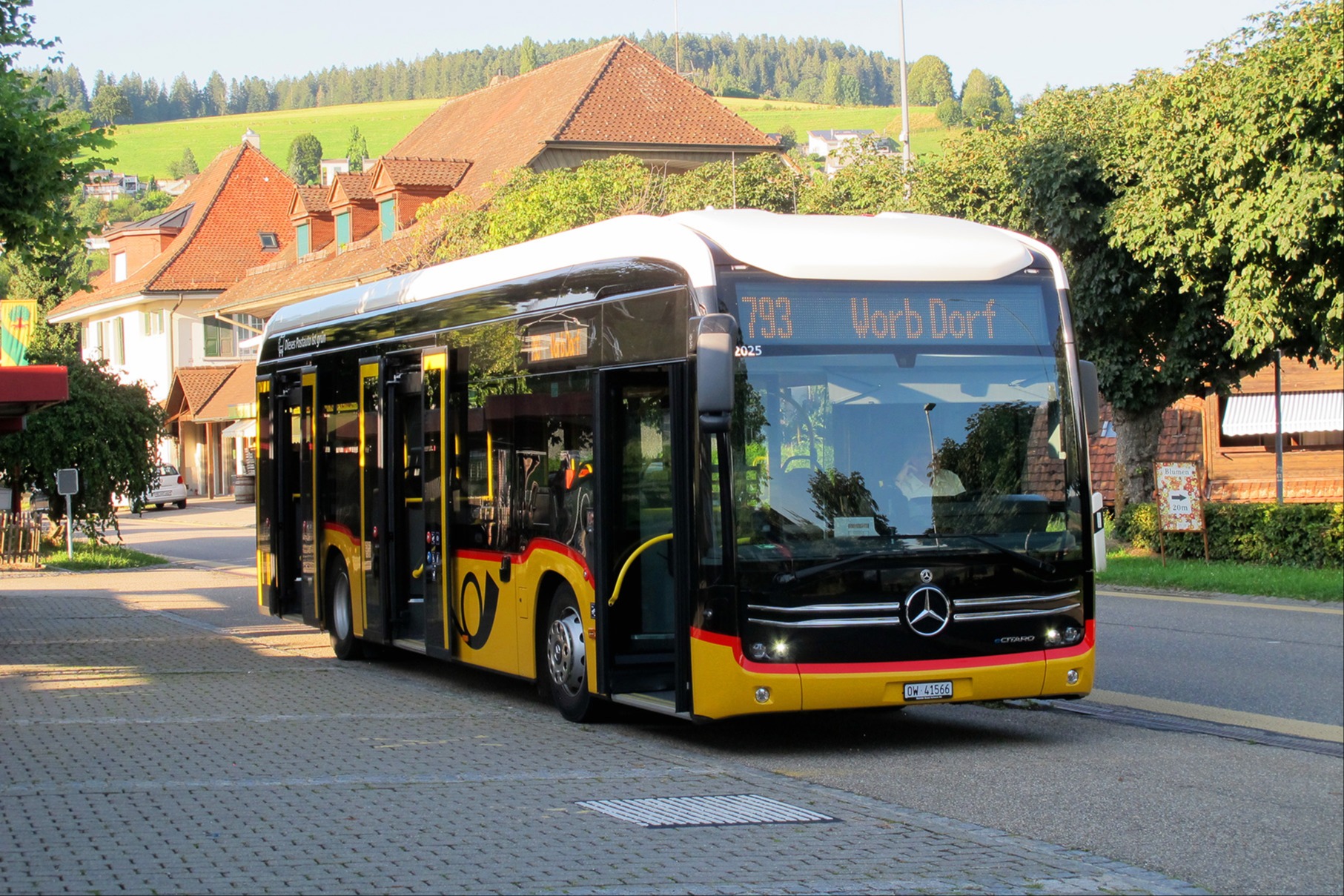 Postauto stellt auf Elektroantrieb um - erste Fahrzeuge unterwegs