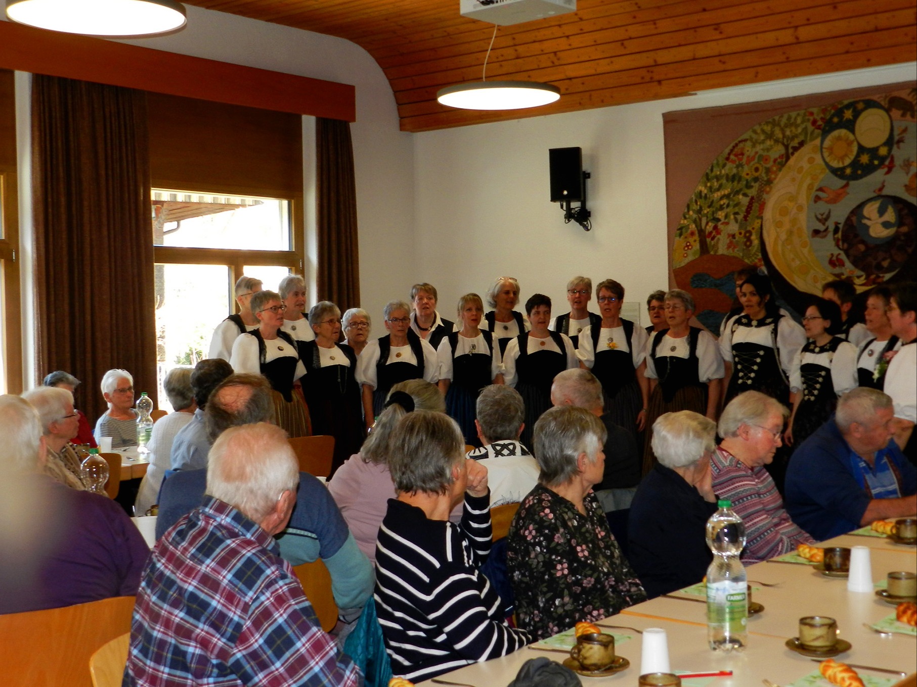 Der Trachtenchor hat «Schriis» bei den Seniorinnen und Senioren