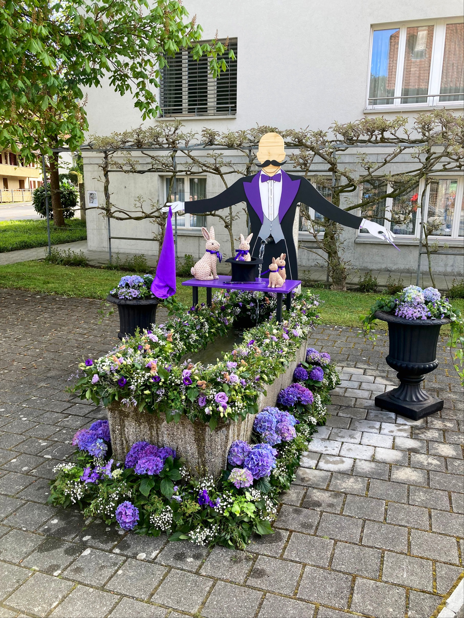 Zauberhaft geschmückte Brunnen