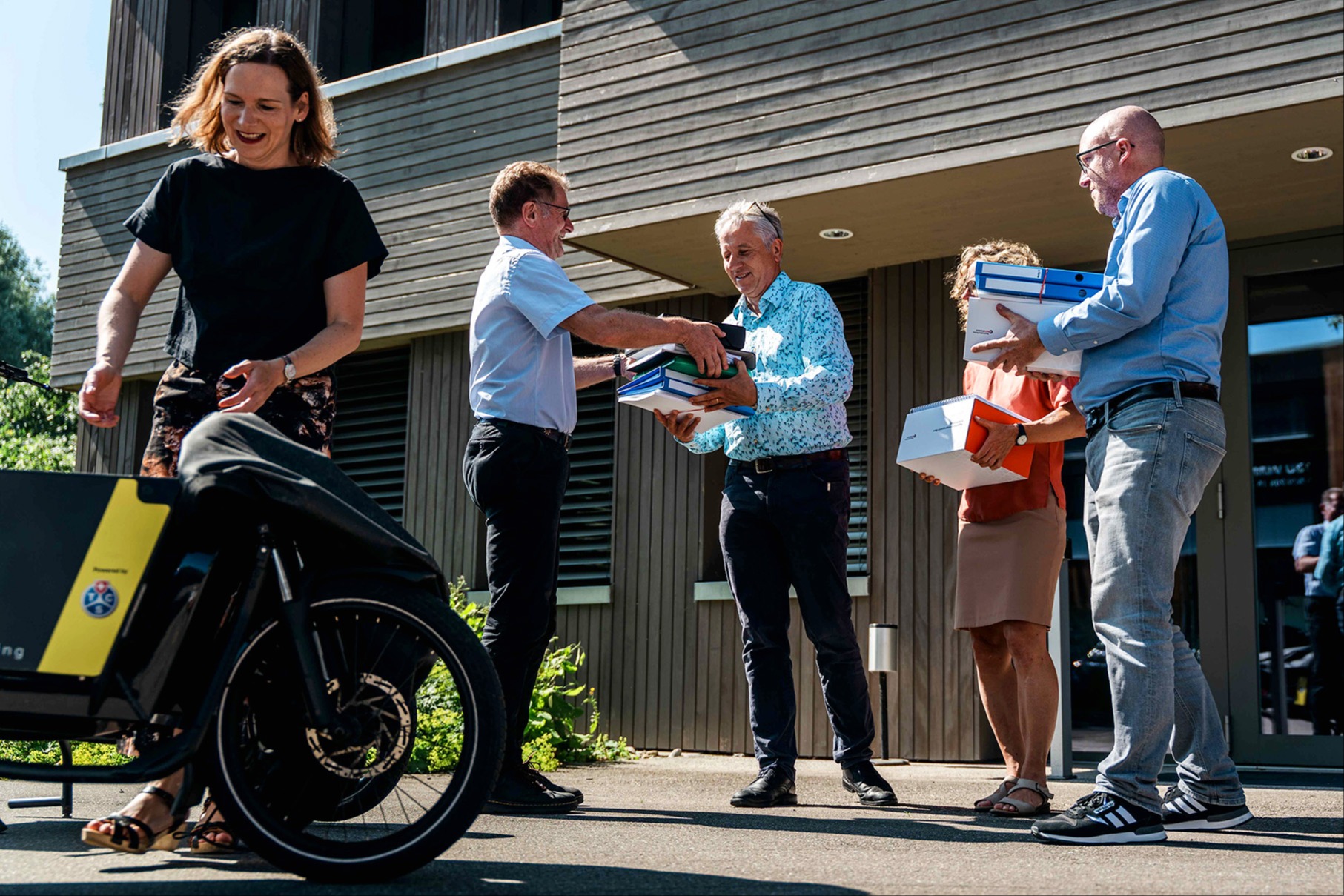 Dossiers per Velo abgeliefert