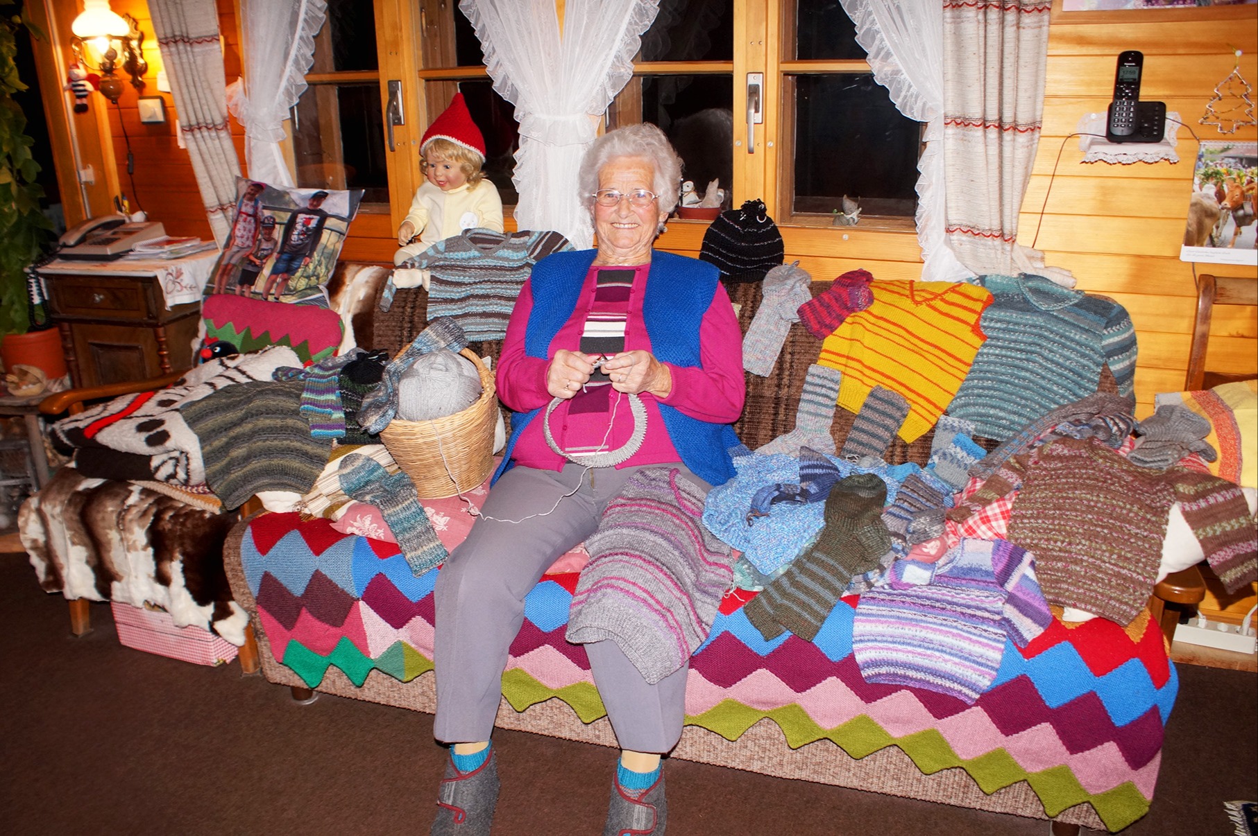 Sie strickt für jene, die frieren