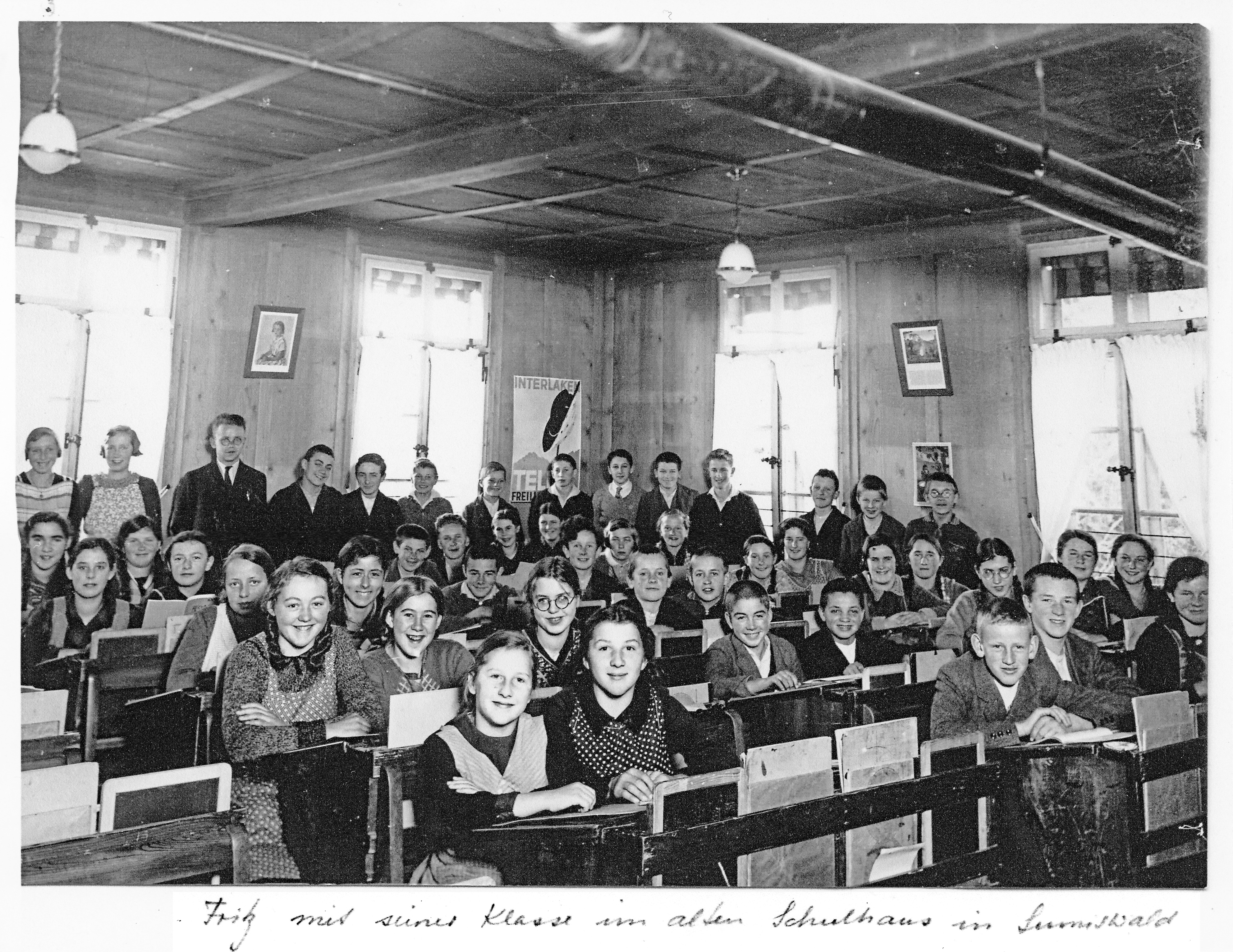 46 Kinder in der Schulstube