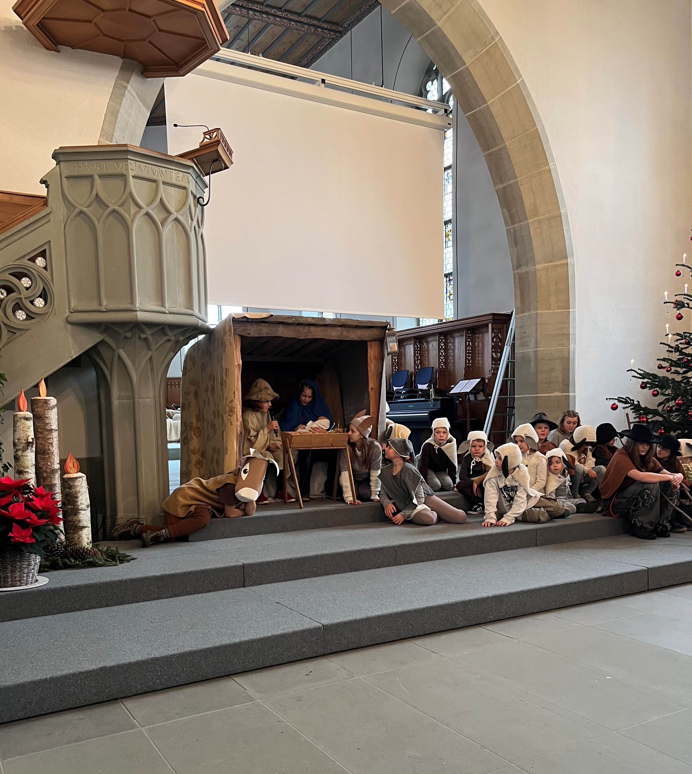 Schafe und Hirte an der Krippe