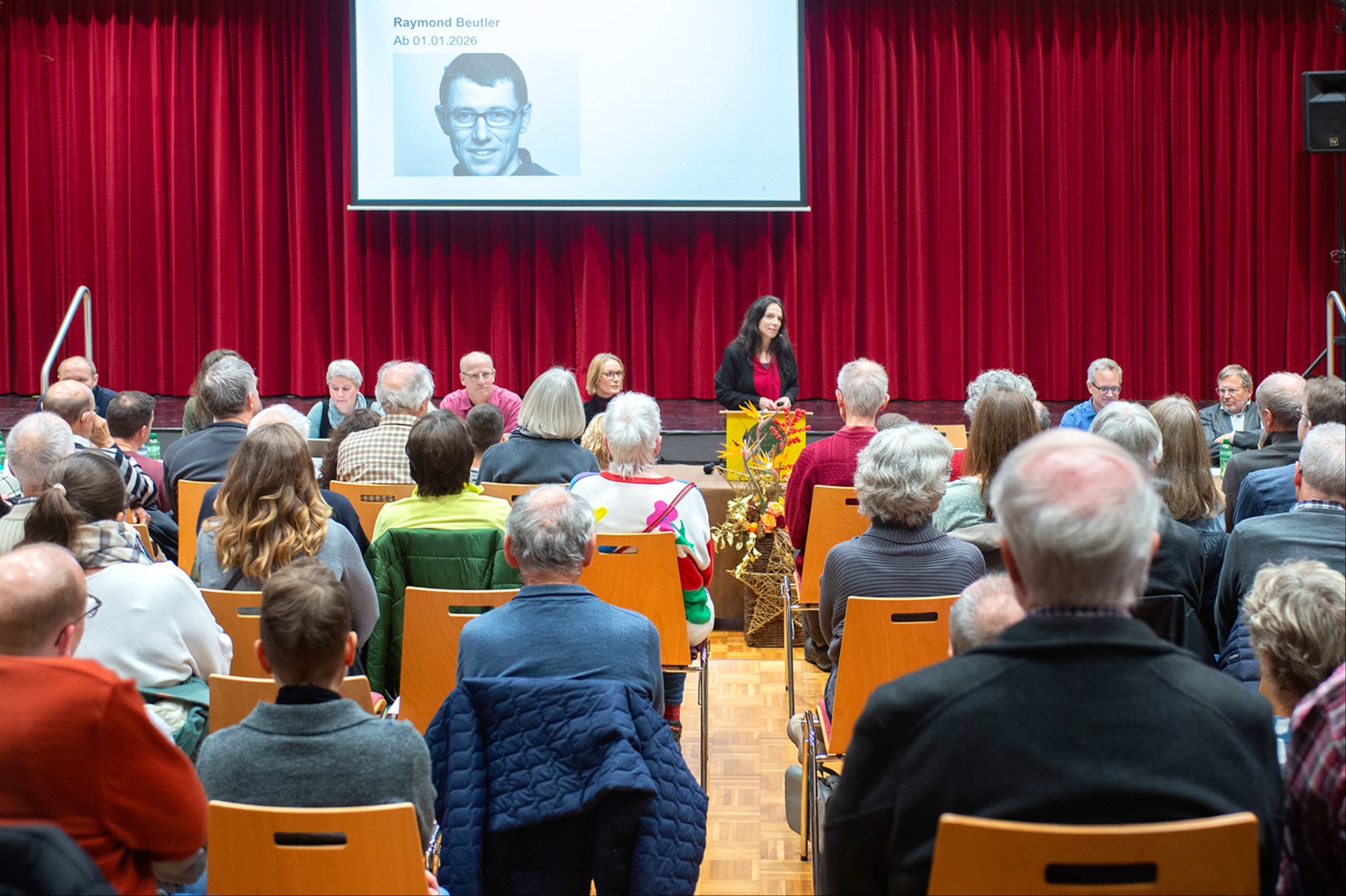 Stehende Ovationen und Kritik an Zahlen