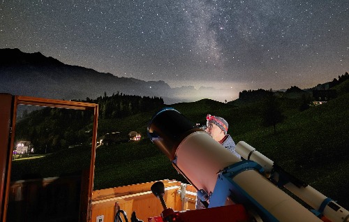 Sternschnuppen, strahlender Jupiter und eine Sonnenfinsternis