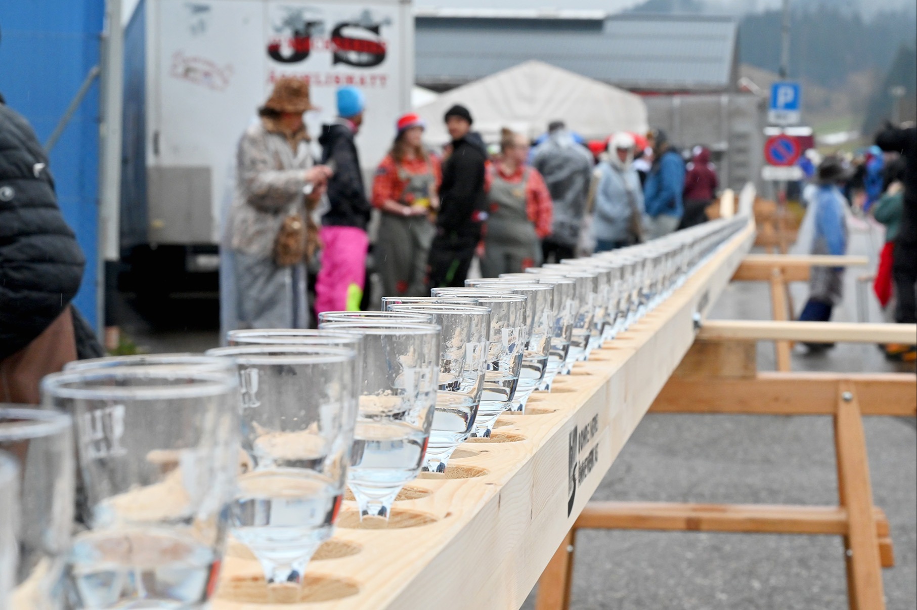 Jungschränzer servieren 440 Kaffee Luz zum Jubiläum