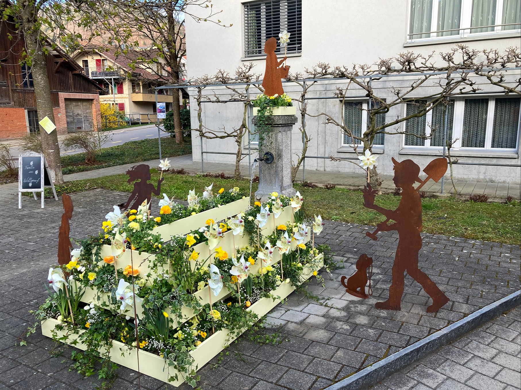 18 österlich geschmückte Brunnen