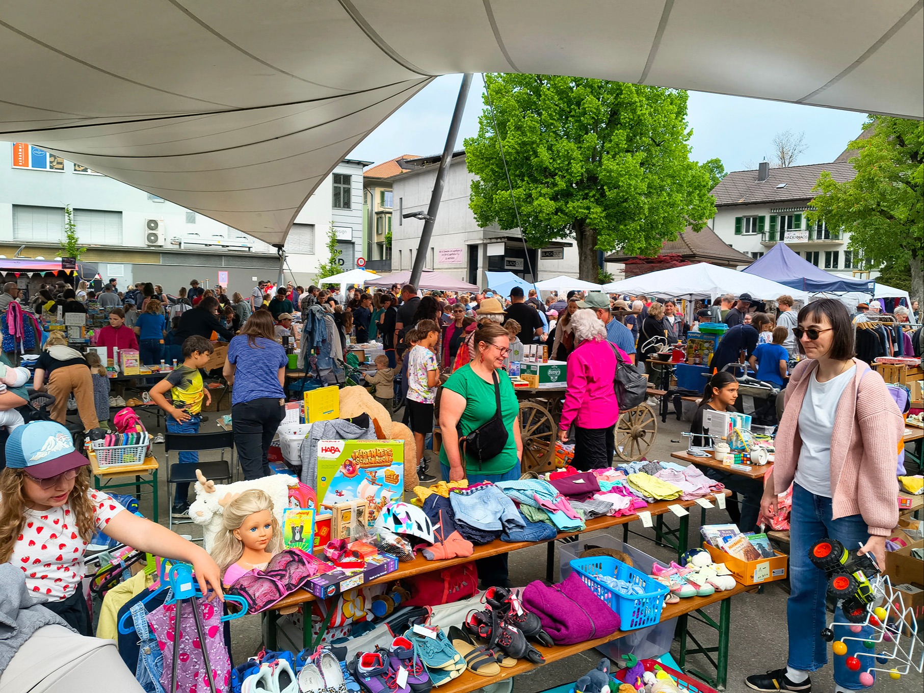 Nach Flohmarkt-Schätzen gestöbert