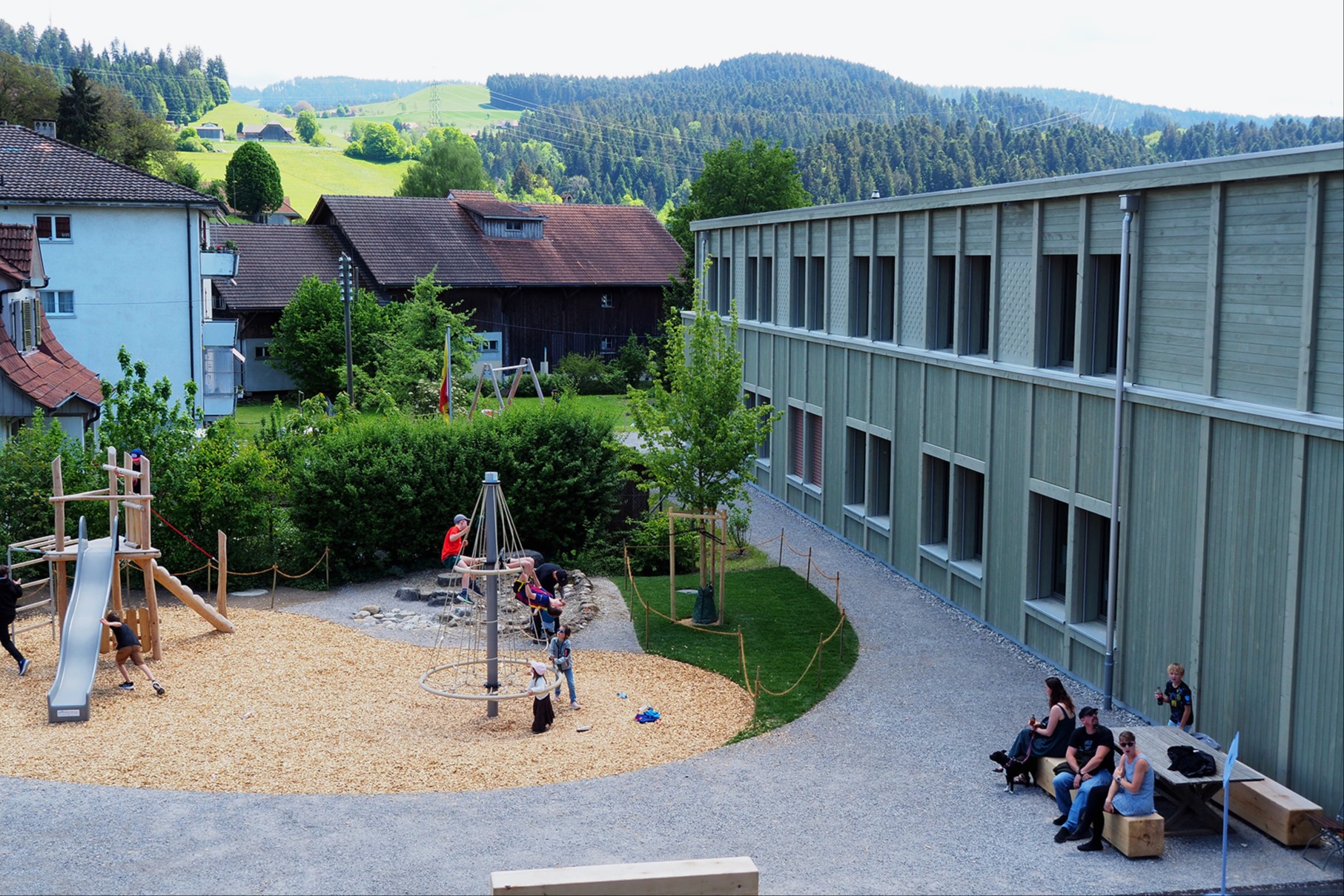 Viel Holz, helle Klassenzimmer und bunte Türen