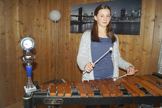Debora Egli übt täglich auf dem  Xylophon und dem Schlagzeug