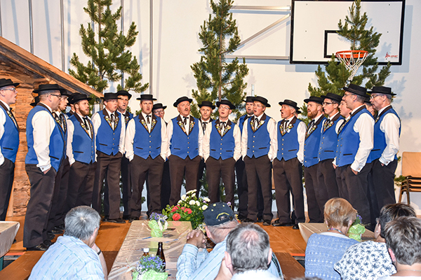 Das Jodeln und die neue Tracht standen im Mittelpunkt