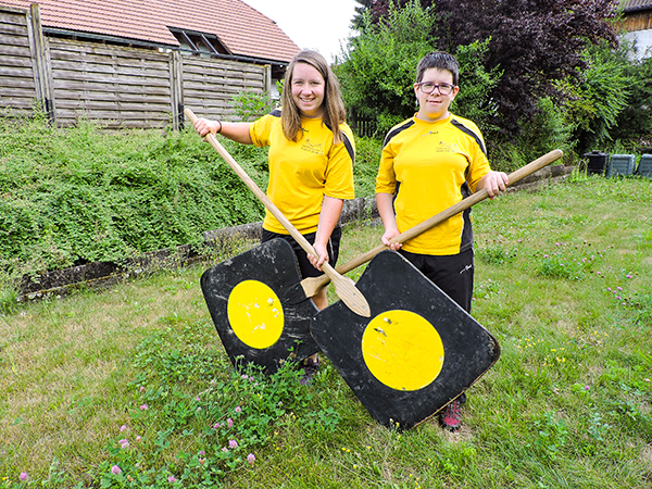 Beim Schlagen und Abtun sind die Schwestern ganz in ihrem Element
