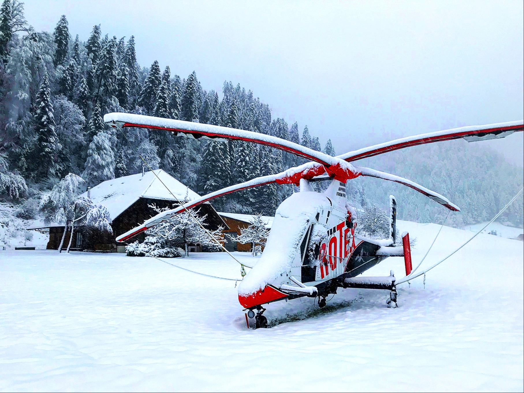Der Heli wartet auf besseres Flugwetter