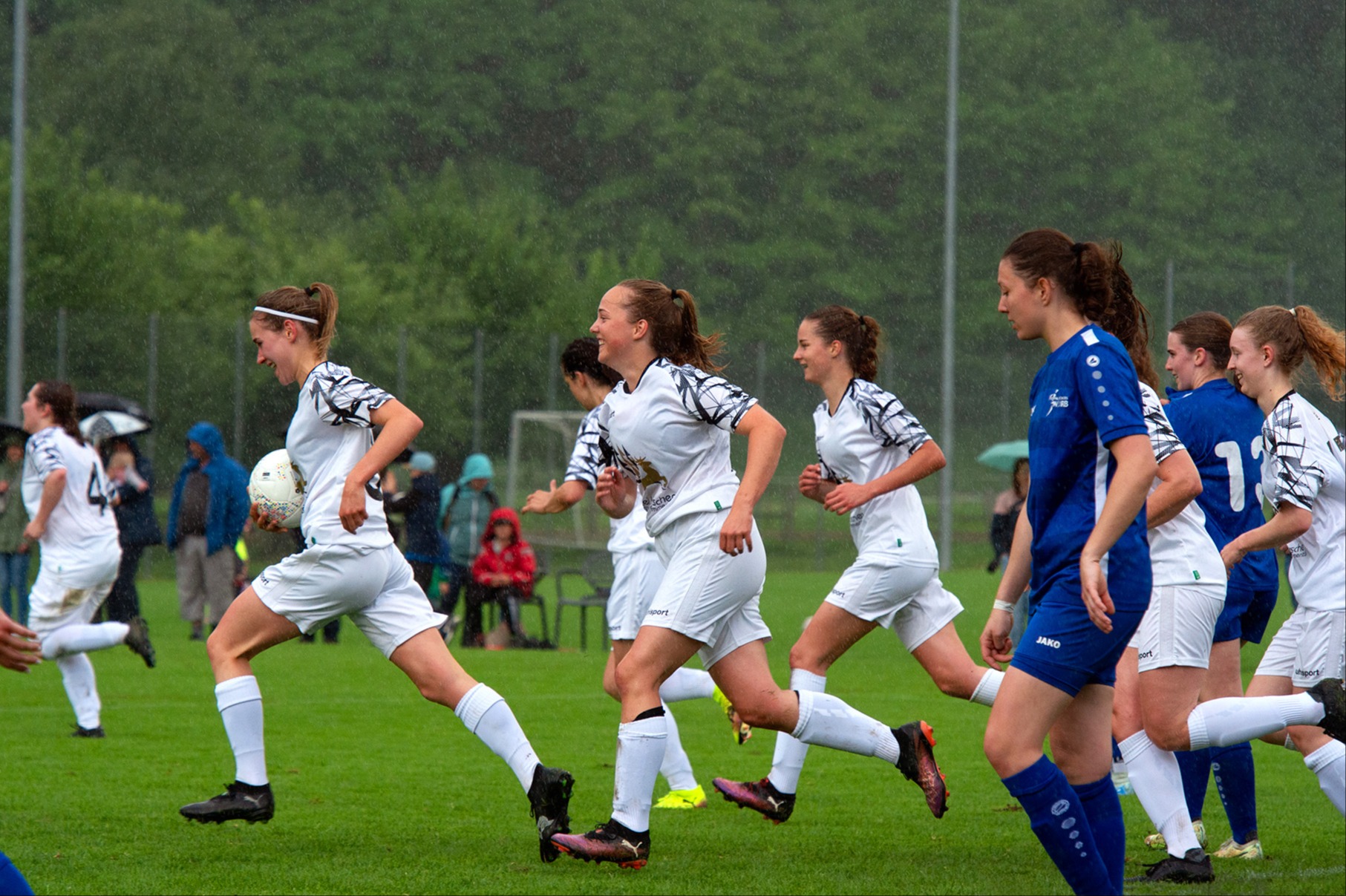 Ein Fussballfest trotz Regengüssen