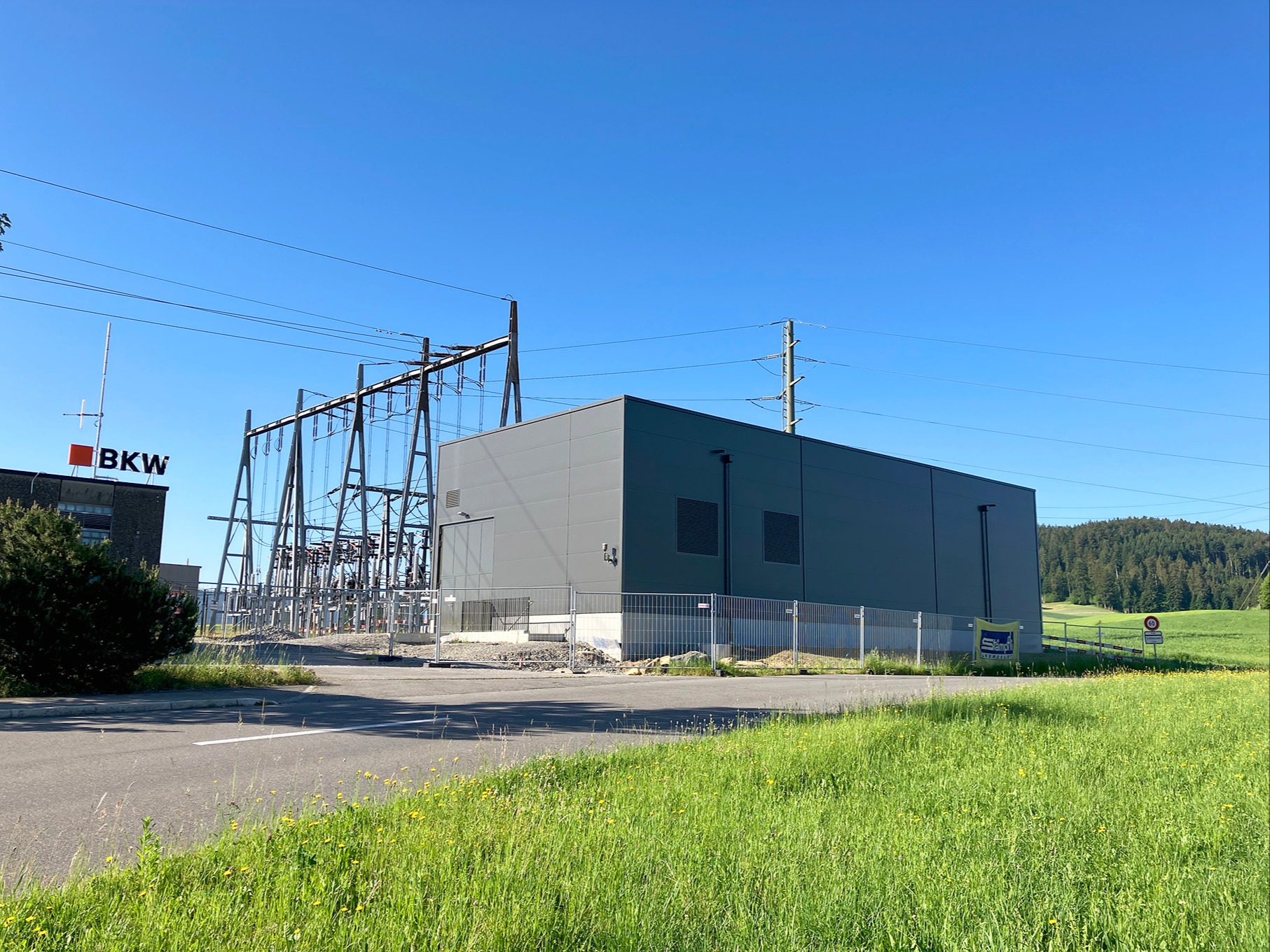 Ein Batteriespeicher, um das  Energiesystem zu stabilisieren
